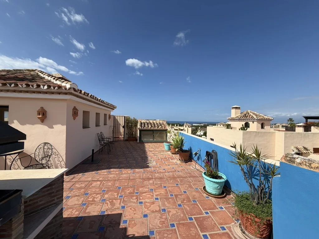 Takterrassen med terrakottafliser og blå vegger